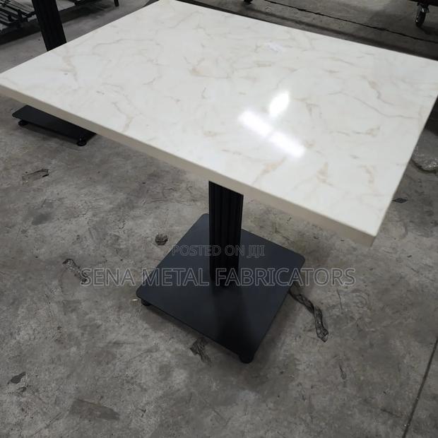 Restaurant Tables With Fancy Powder-Coated Legs Stand.