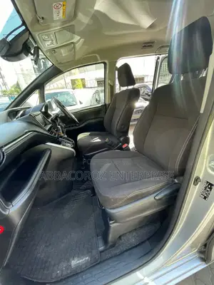 Toyota Esquire 2.0 AWD (8 seater) 2017 Silver