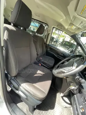 Toyota Esquire 2.0 AWD (8 seater) 2017 Silver