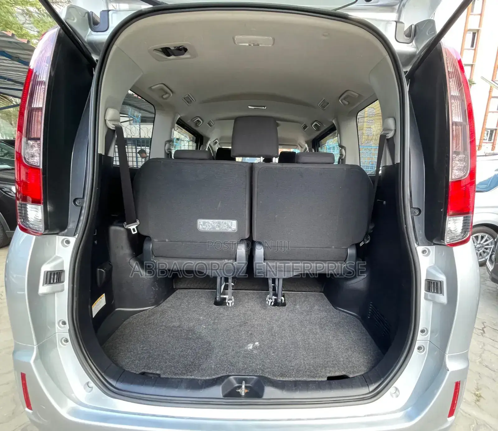 Toyota Esquire 2.0 AWD (8 seater) 2017 Silver