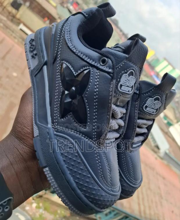 Lv Trainer White !! Kids 30____35 at at Ksh2500 - thumbnail 3