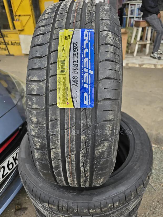 225/55zr19 Accelera