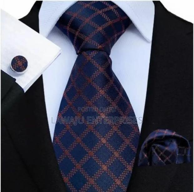 Striped Men's Tie With Pocket Square