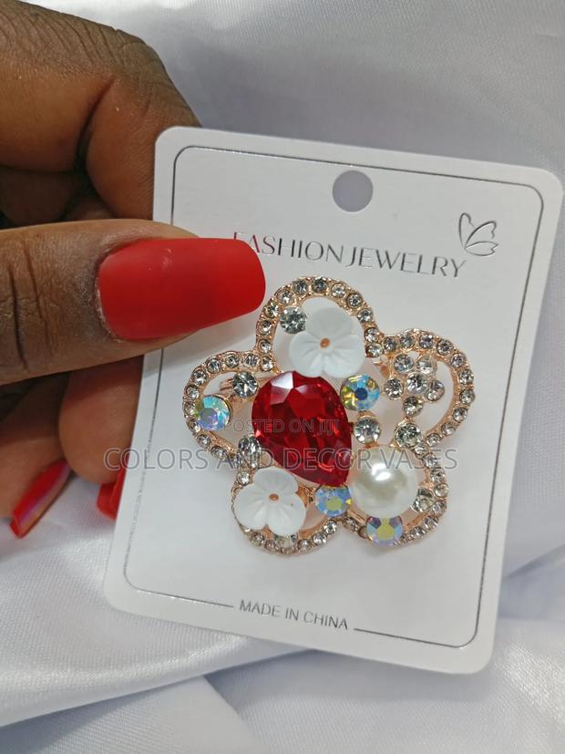 Brooches Flowered in Stock - thumbnail 2