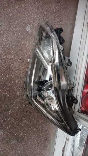 Crown Athletee 2018 Headlight Xenon.