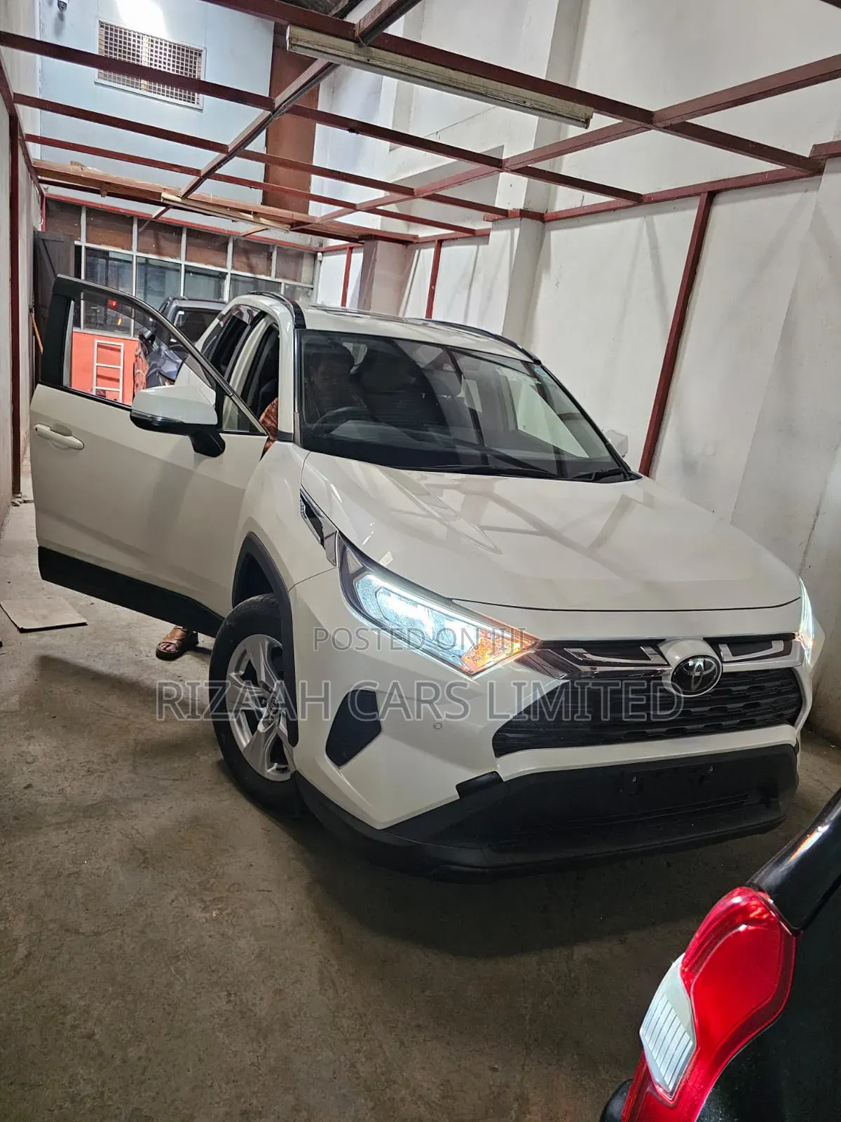 Toyota RAV4 XLE Premium AWD 2019 White