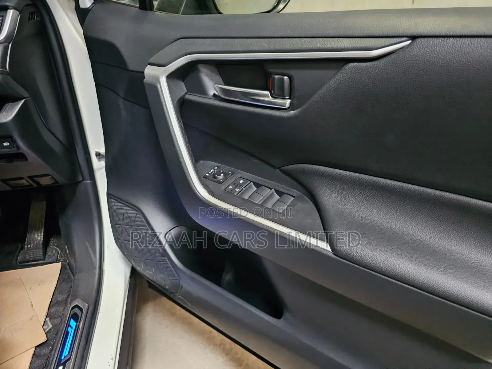 Toyota RAV4 XLE Premium AWD 2019 White