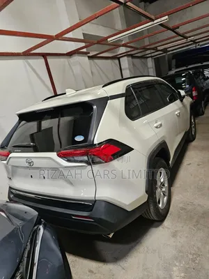 Toyota RAV4 XLE Premium AWD 2019 White
