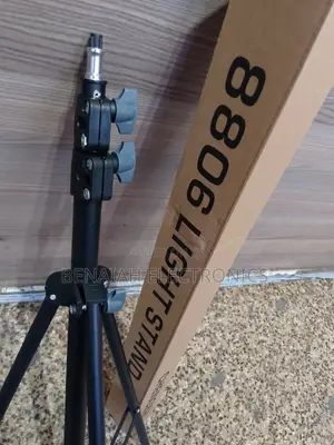 Heavy Duty Tripod for Studio Lamps.Good Quality and Stable