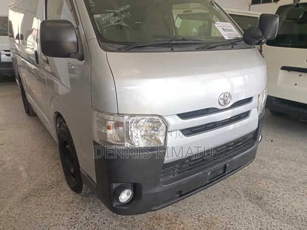 Toyota HiAce 2017 Silver - thumbnail 3