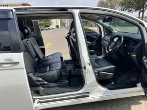 Toyota ISIS 2016 White