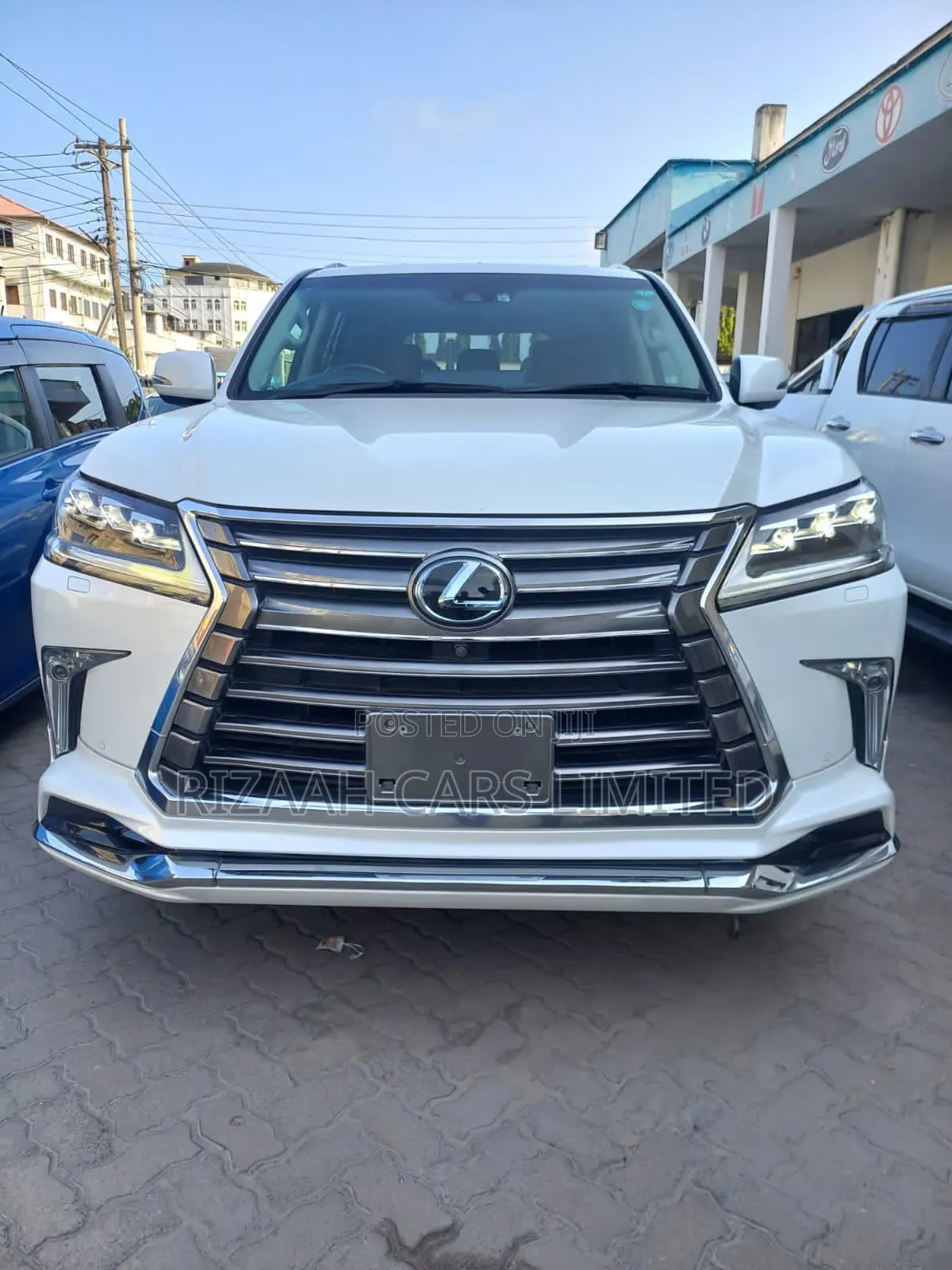 Lexus LX 570 AWD 2017 White