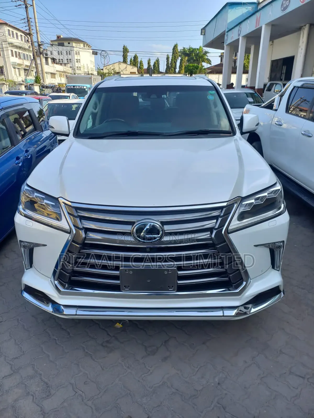 Lexus LX 570 AWD 2017 White
