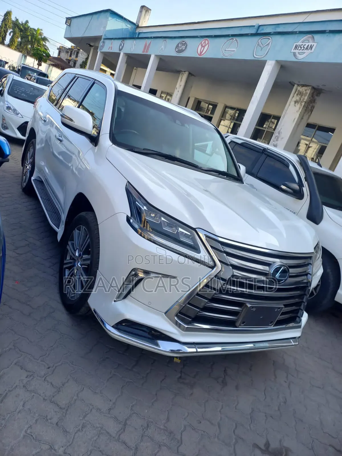 Lexus LX 570 AWD 2017 White