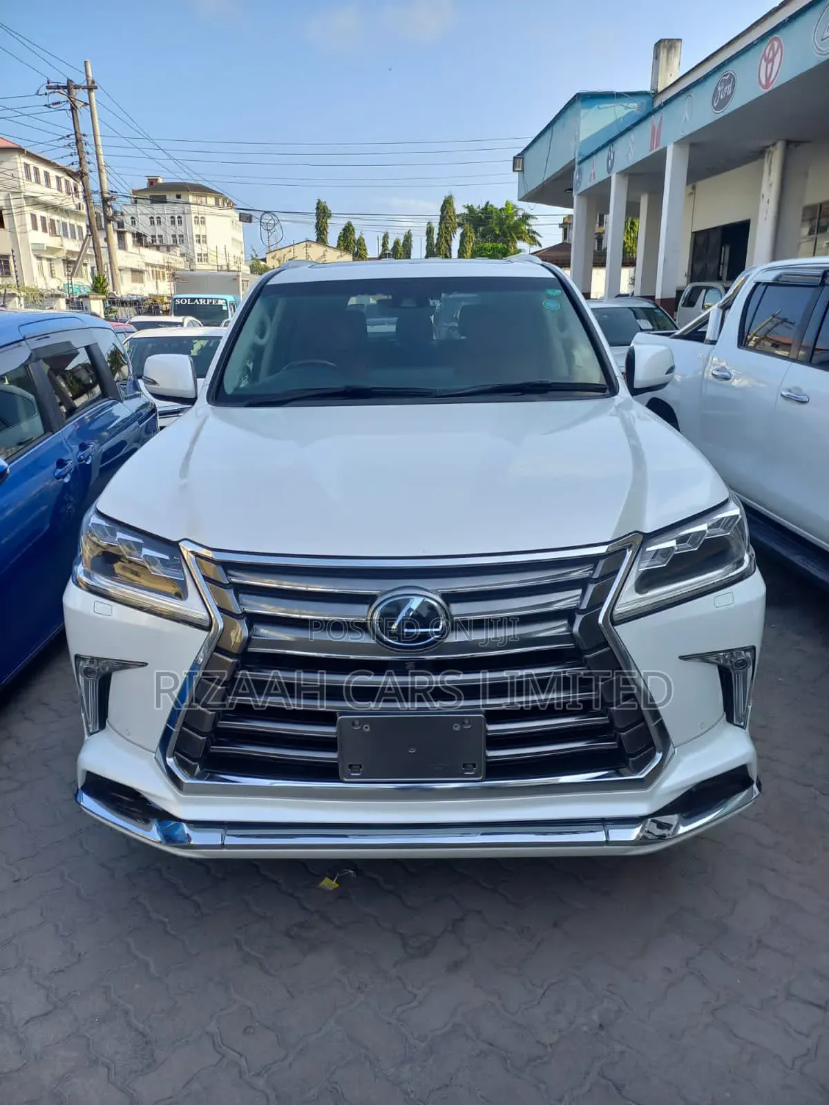 Lexus LX 570 AWD 2017 White