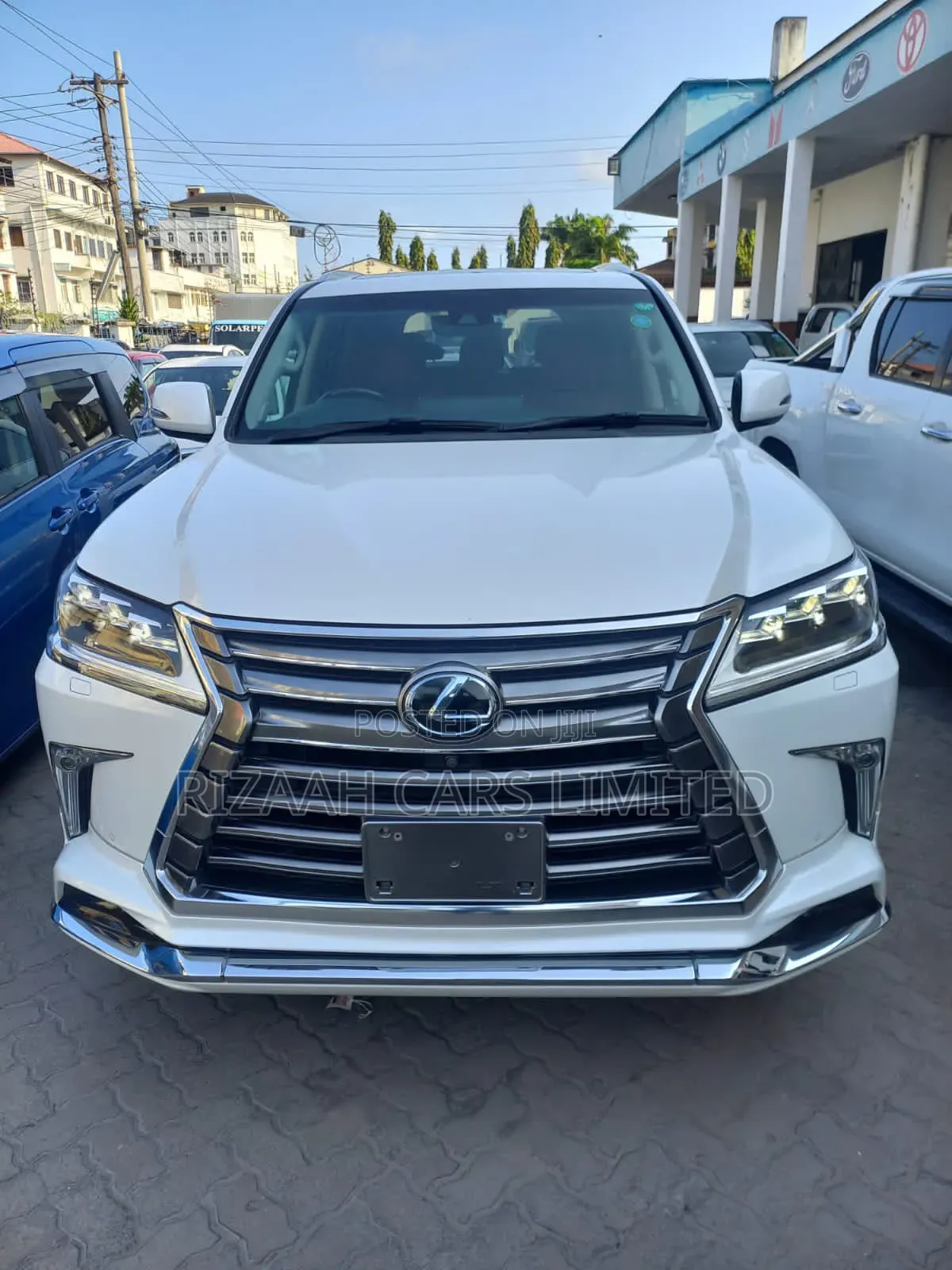 Lexus LX 570 AWD 2017 White