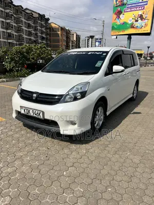Toyota ISIS 2016 White