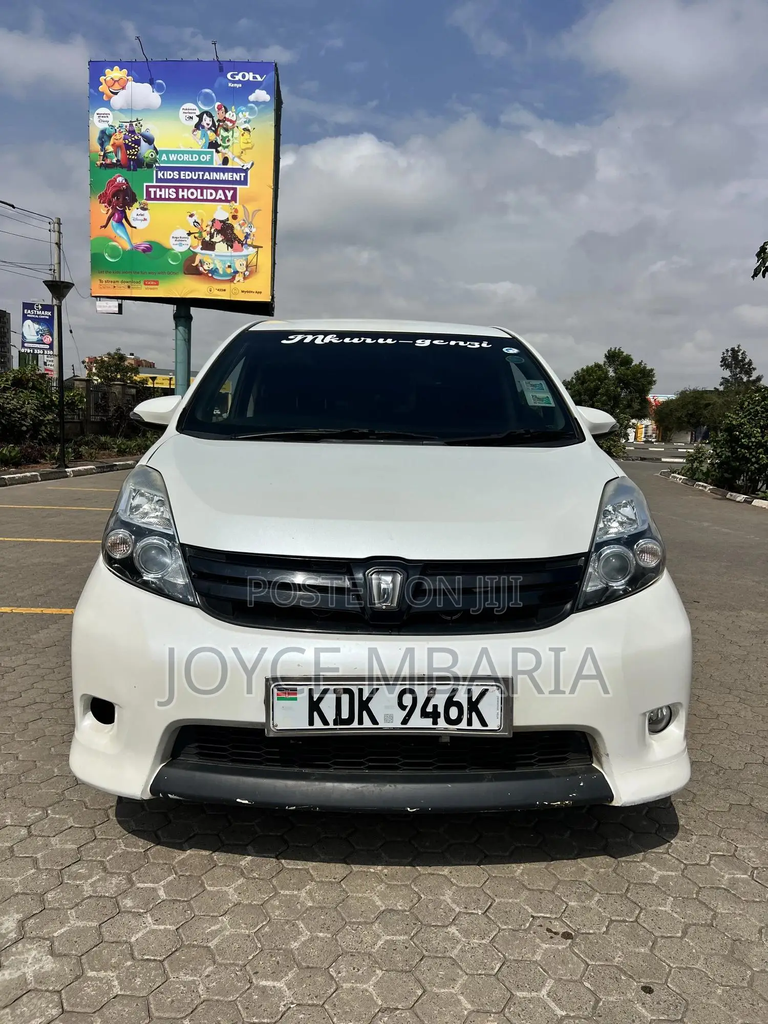 Toyota ISIS 2016 White