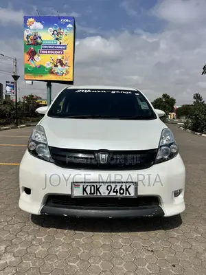 Toyota ISIS 2016 White