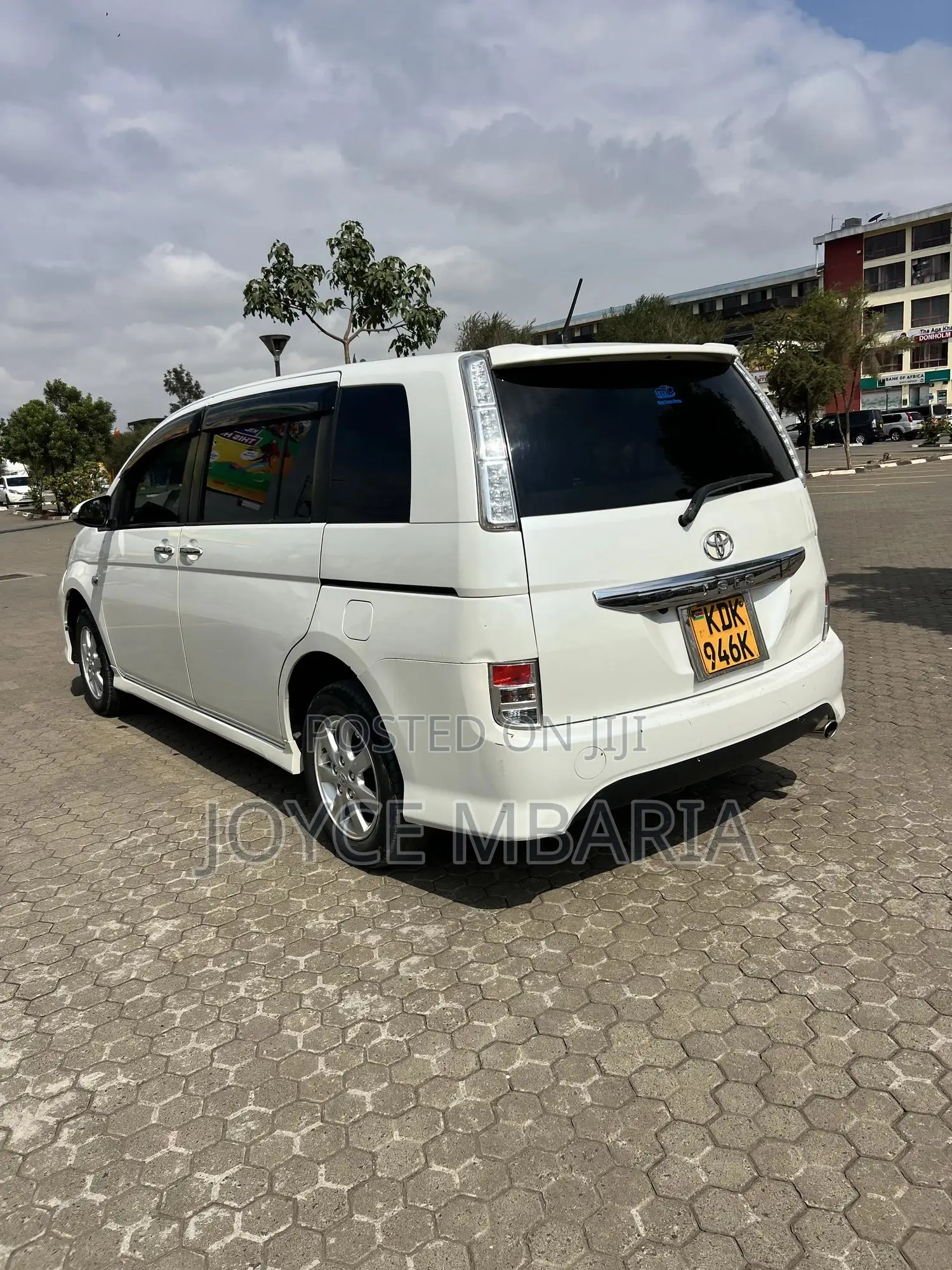 Toyota ISIS 2016 White