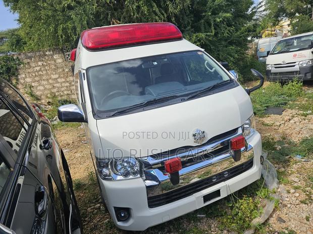 Toyota HiAce 2018 White - thumbnail 3