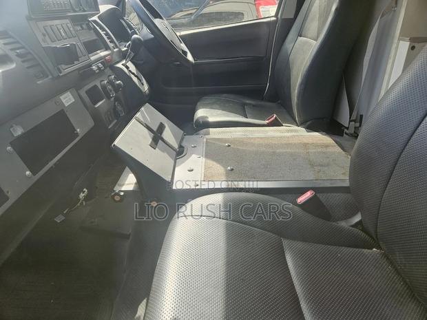 Toyota HiAce 2018 White - thumbnail 4