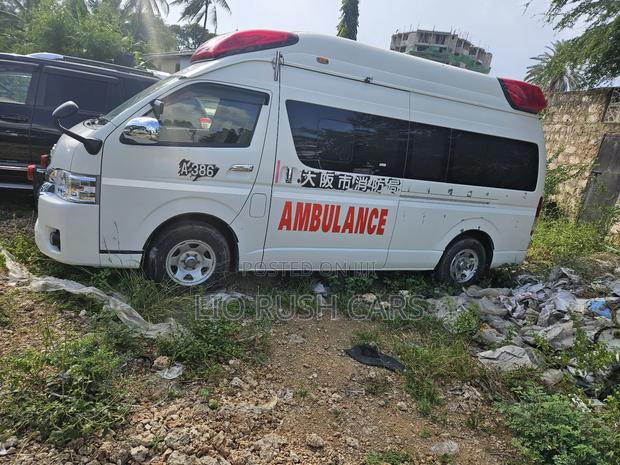 Toyota HiAce 2018 White - thumbnail 5