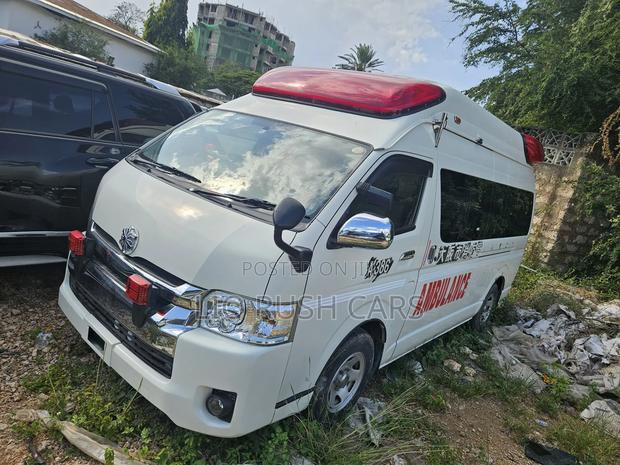 Toyota HiAce 2018 White - thumbnail 6