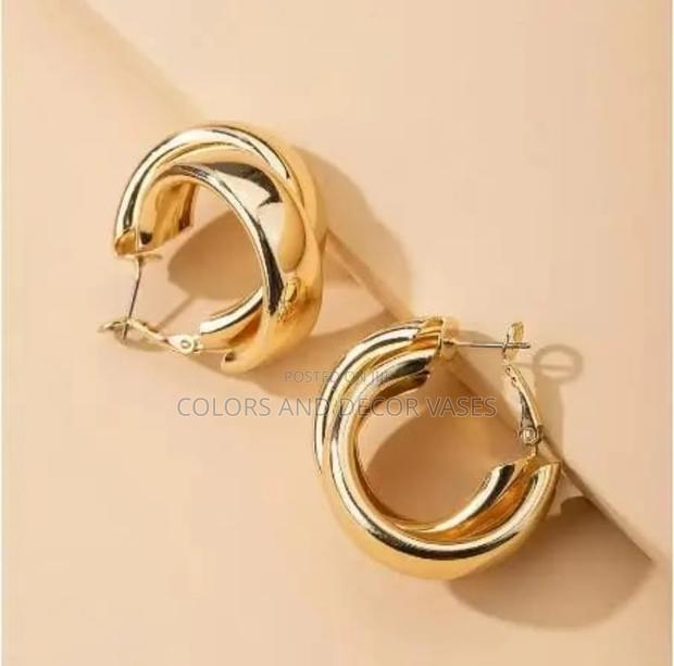 Small Loop Earings in Gold - main view