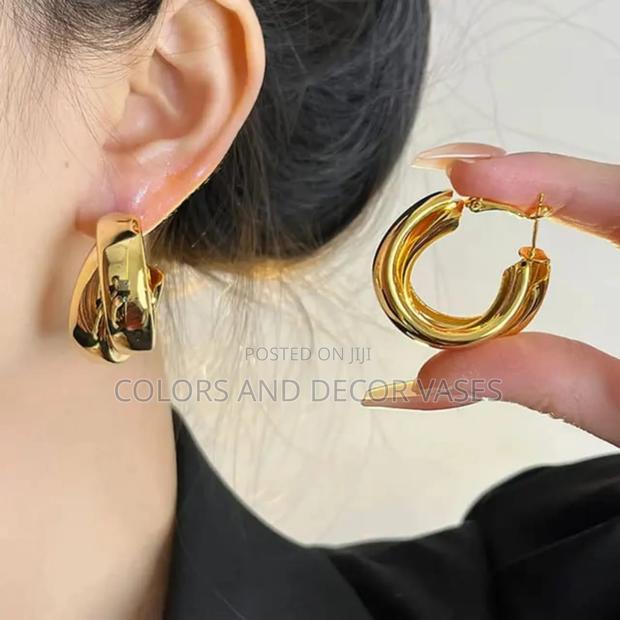 Small Loop Earings in Gold - thumbnail 3