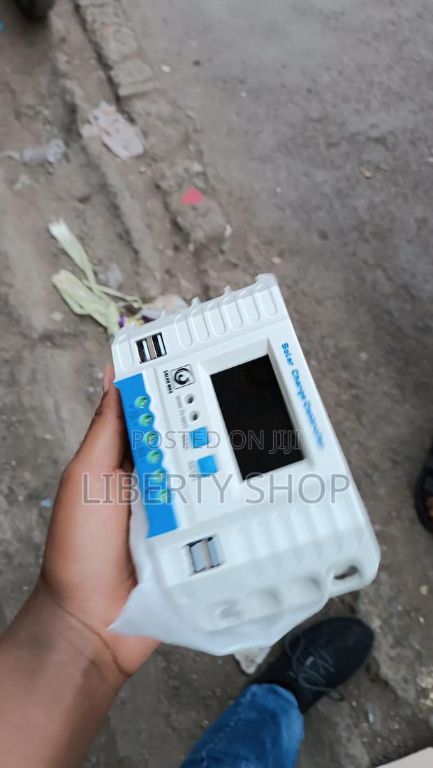 20 Amp Solar Charge Controller - main view