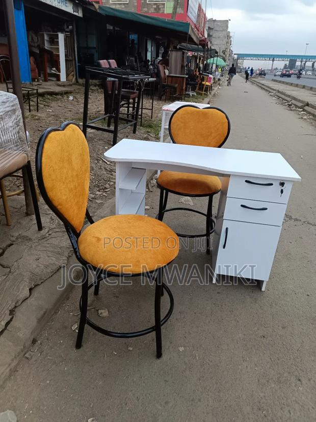 Manicure Set With White Table - main view