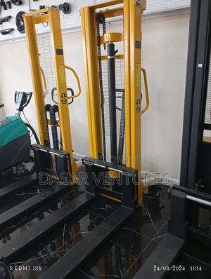 Manual Stacker / Forklift 1.5tonnes - thumbnail 2