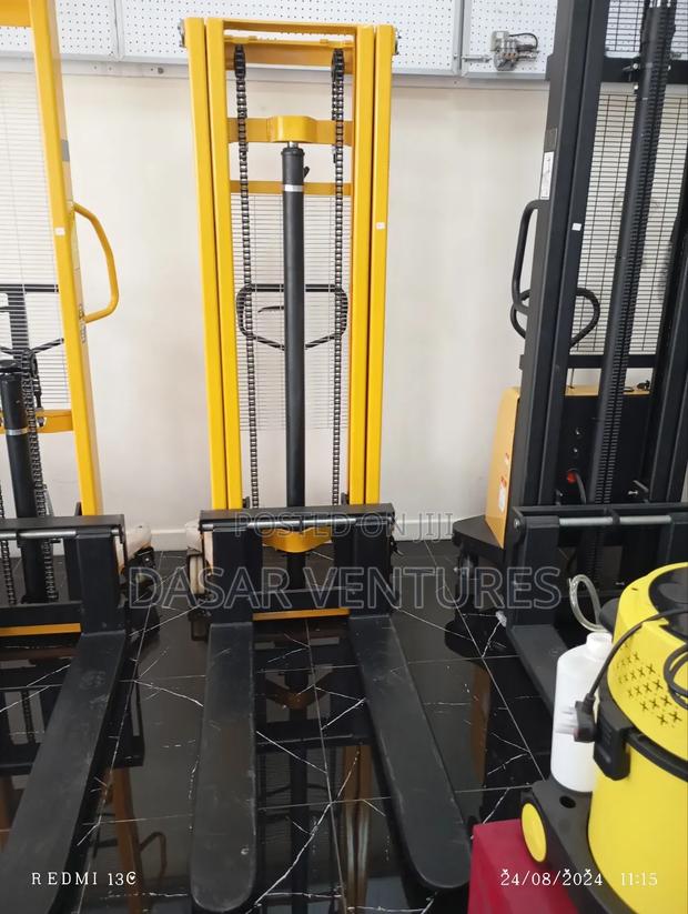 Manual Stacker / Forklift 1.5tonnes - thumbnail 3