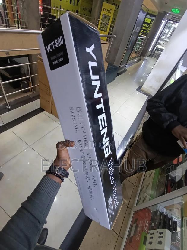 Yunteng VCT 880 Tripod New Sealed in a Shop