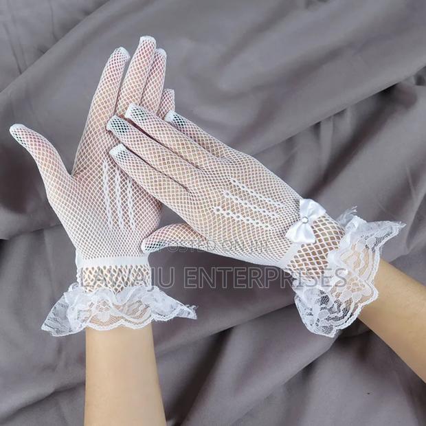 White Lace Gloves - thumbnail 3