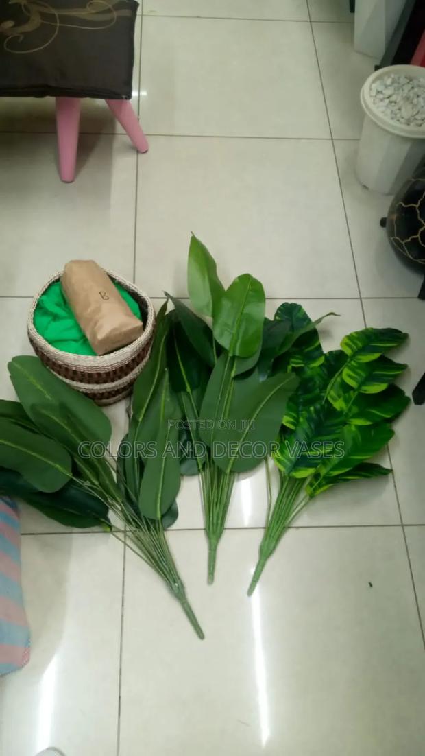 1 Artificial Plant With 1 Basket With Pebble Stones - main view