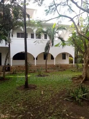 Furnished 8bdrm Villa in Casurina, Town Centre for sale