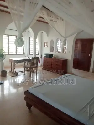 Furnished 8bdrm Villa in Casurina, Town Centre for sale