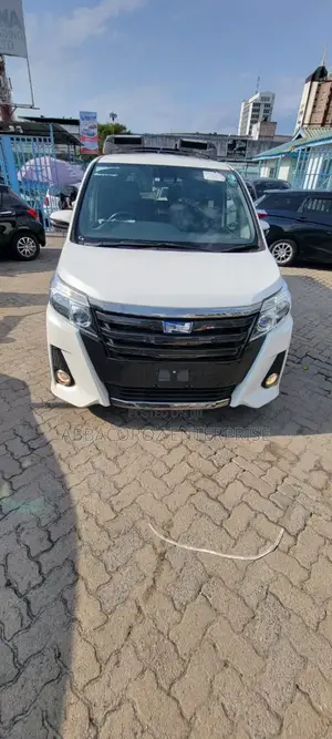 Toyota Noah 1.8 FWD Hybrid (7 seater) 2017 White