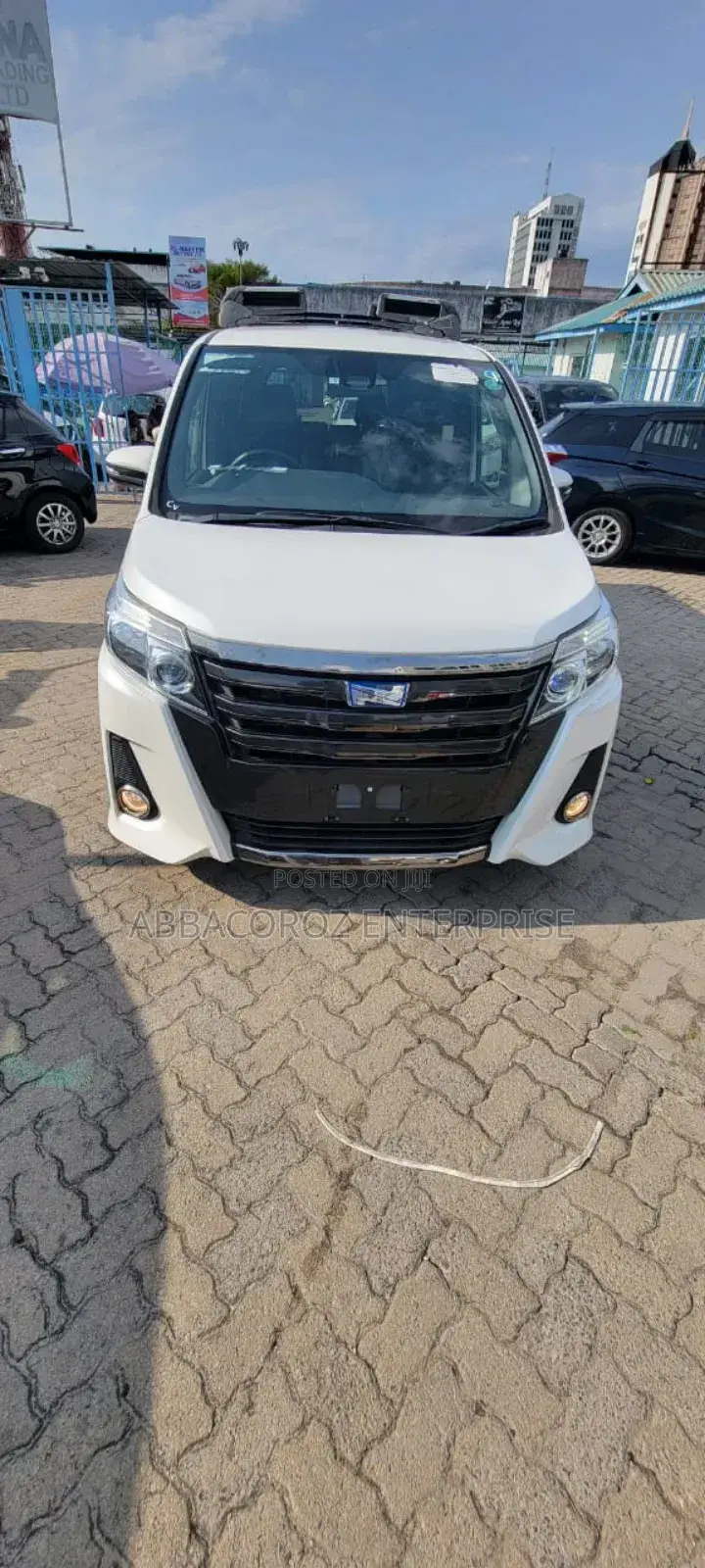 Toyota Noah 1.8 FWD Hybrid (7 seater) 2017 White