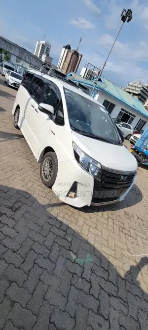 Toyota Noah 1.8 FWD Hybrid (7 seater) 2017 White