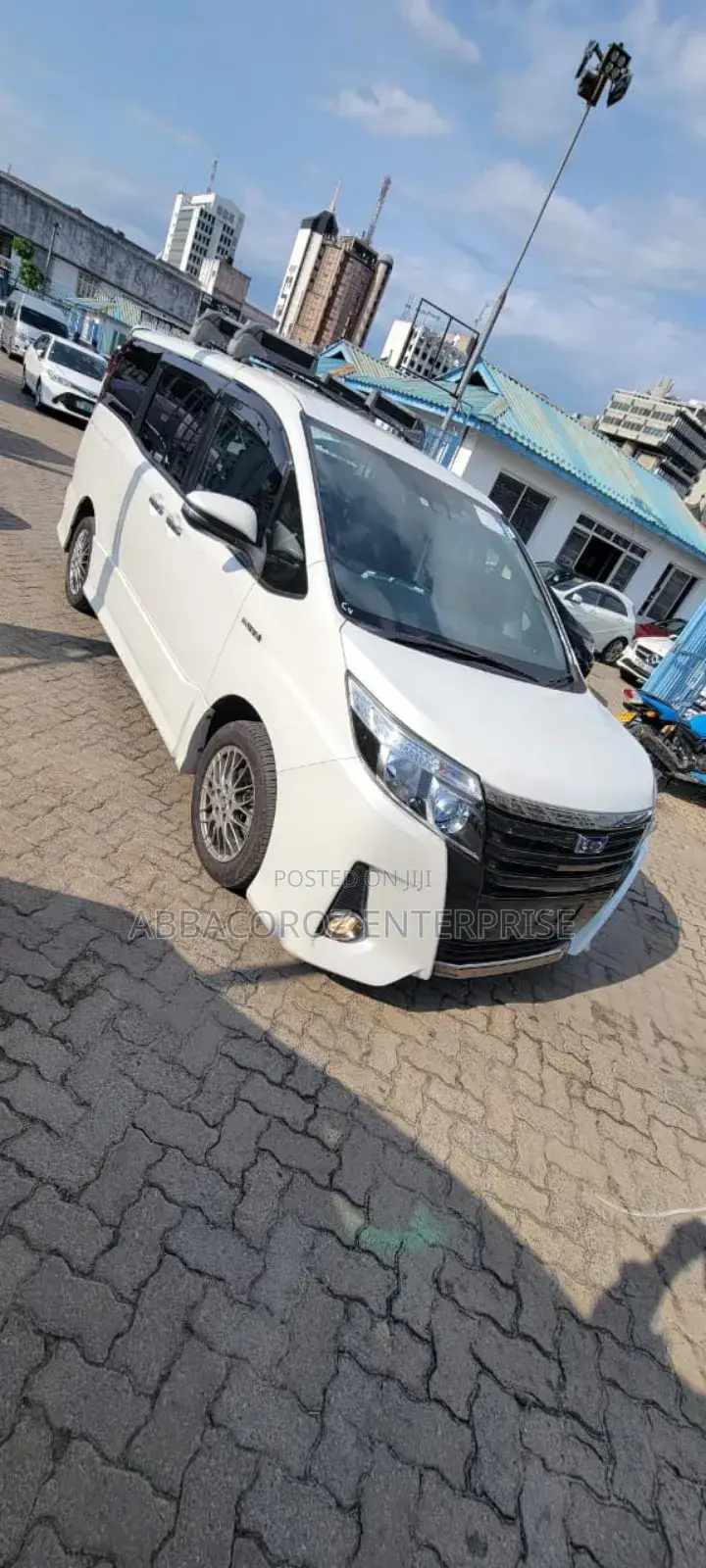 Toyota Noah 1.8 FWD Hybrid (7 seater) 2017 White
