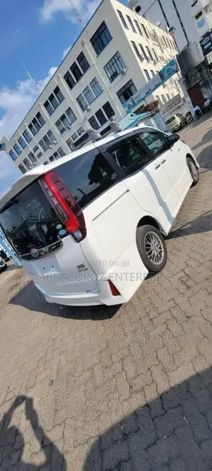 Toyota Noah 1.8 FWD Hybrid (7 seater) 2017 White