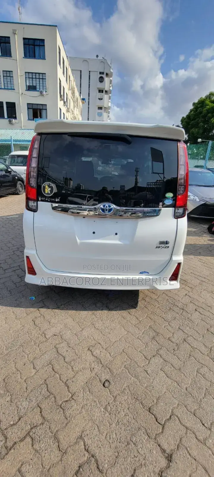 Toyota Noah 1.8 FWD Hybrid (7 seater) 2017 White