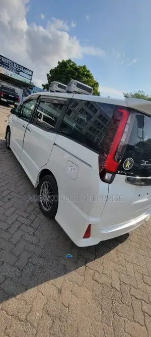Toyota Noah 1.8 FWD Hybrid (7 seater) 2017 White