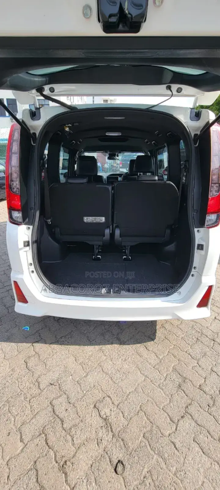 Toyota Noah 1.8 FWD Hybrid (7 seater) 2017 White