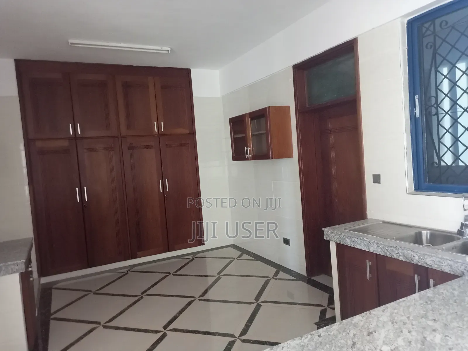 4bdrm Apartment in Kizingo for rent