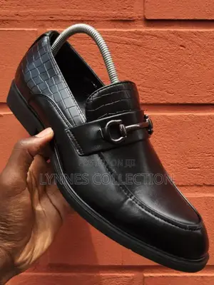 Laceless Officials