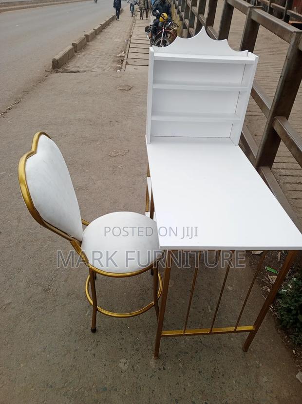 Manicure Table and Chairs - main view